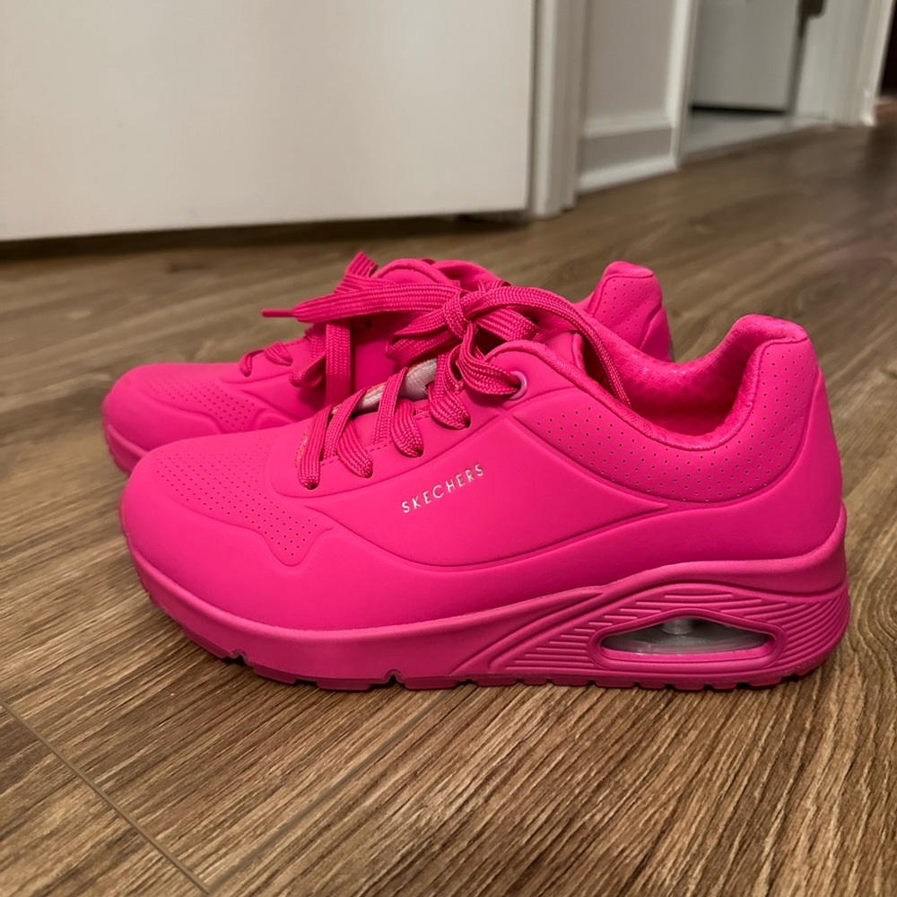 Sketchers Neon pink sneaker